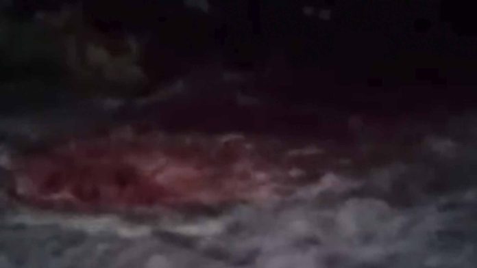 Lluvias provocan que brote sangre de coladeras de Tonalá