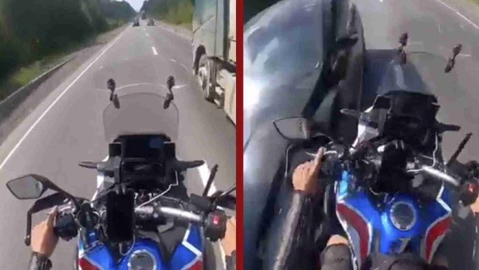 Motociclista pierde el pie al intentar rebasar