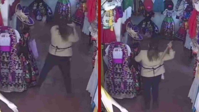 Mujer golpea con un bate a una adulta mayor