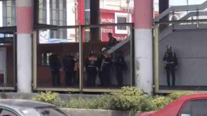 Mujer pierde la vida al arrojarse a las vías del metro