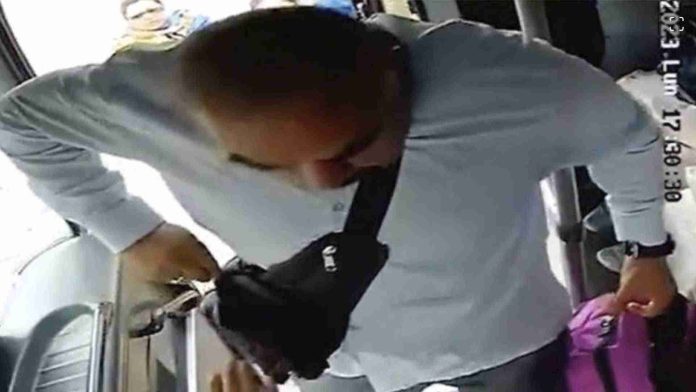 Pasajero amenaza con un arma a chofer por pedirle que pagara con cambio