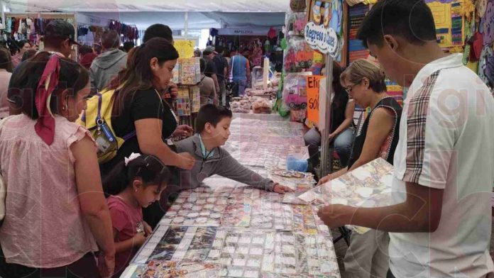 Ciudadanos surten su lista de útiles en la Feria de Regreso a Clases
