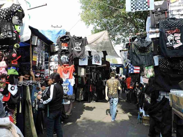 Tianguis del Chopo podría convertirse en patrimonio cultural