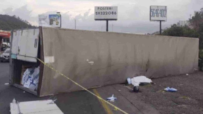Tráiler vuelca y aplasta a pareja de motociclista