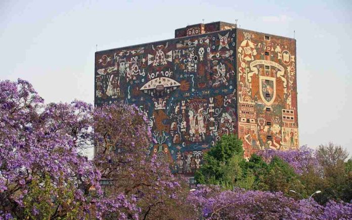Profesor cae muerto frente alumnos en la UNAM