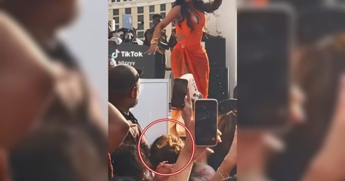 Cardi B demandada por golpear a mujer con micrófono
