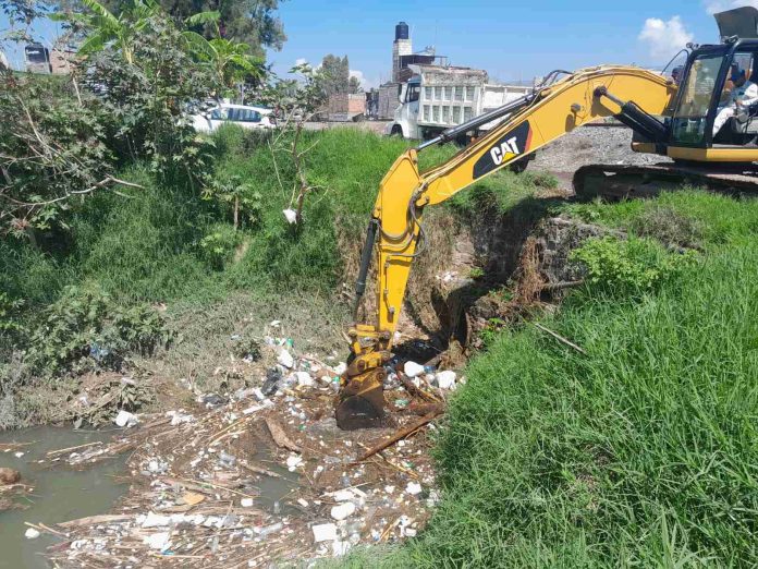 Ayuntamiento de Morelia realiza limpieza y desazolve en el dren Arroyo de Tierras