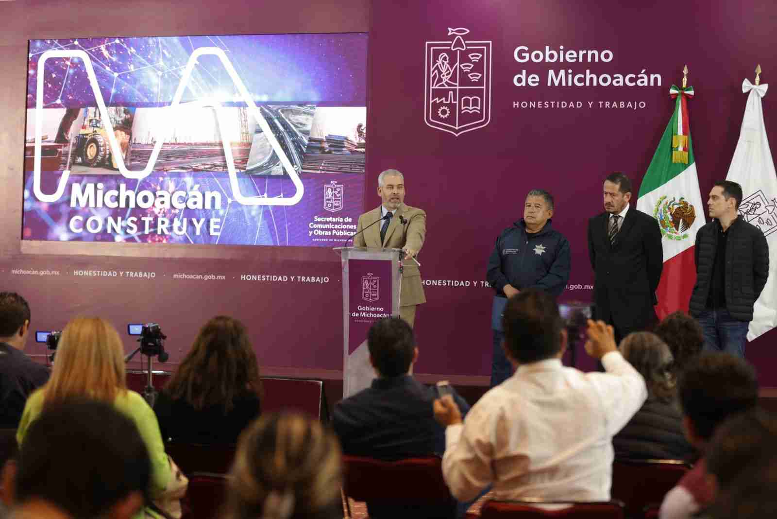 "Es aberrante atacar a los nuevos libros sin conocerlos: Bedolla" "Es aberrante atacar a los nuevos libros sin conocerlos: Bedolla"