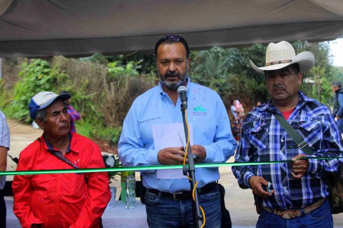 Continúa Julio Arreola con entrega de Obras en San Miguel Charahuén
