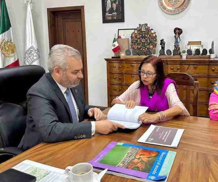 Bedolla pide libros de texto para Michoacán a estados que no los reciban