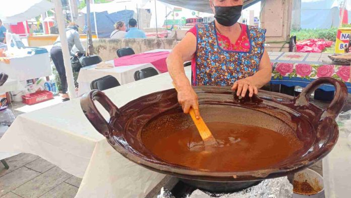Morelianos disfrutaron del agridulce de sabores del mole de Santa María