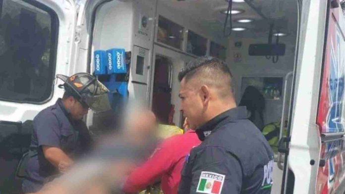 Mujer arroja a su esposo discapacitado a canal de aguas negras