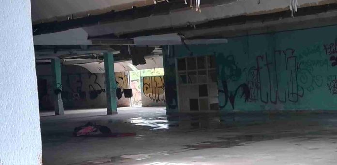 Salón de fiestas abandonado, es invadido por indigentes