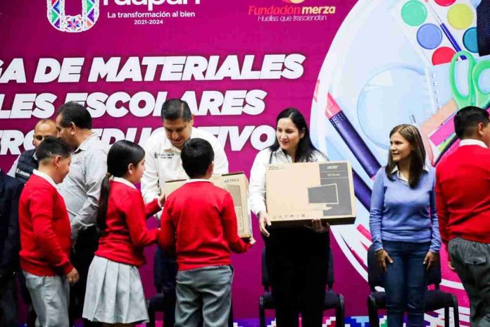 Entregan Nacho Campos y fundación Merza materiales y útiles escolares