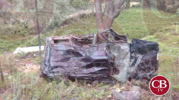 Abuela, hija y dos bebés muertos en volcadura de camioneta