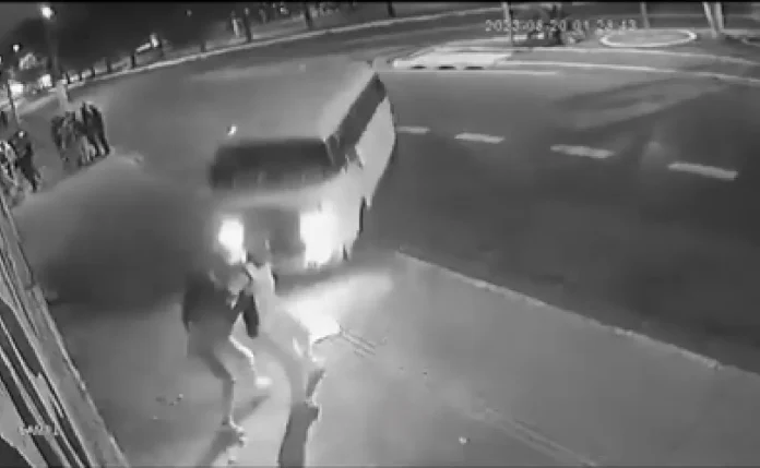 Video Fuerte: Conductor de combi embiste a embarazada, los dos fallecen