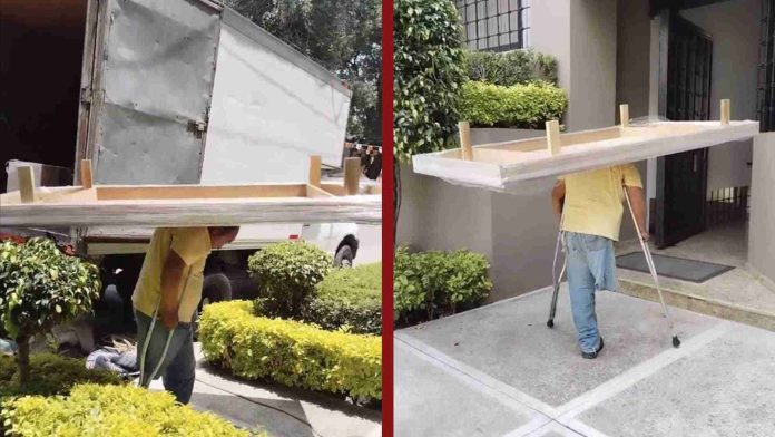 Hombre en muletas y sin una pierna trabaja en la mudanza