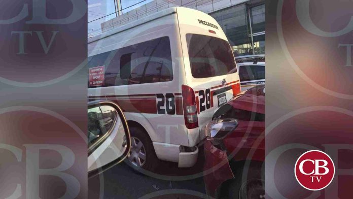 Auto le pega una combi sobre Madero Poniente