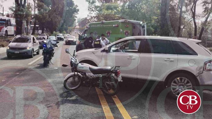 Camioneta y moto colisionan en Madero Poniente
