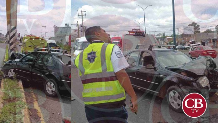 Auto choca puente peatonal en el acceso a Villas del Pedregal