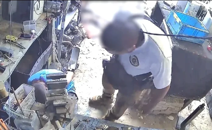 Video: Exponen a policía que trataba de extorsionar a abarrotero