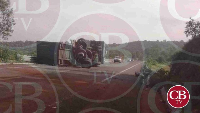 Tráiler queda volcado en la autopista Pátzcuaro - Cuitzeo