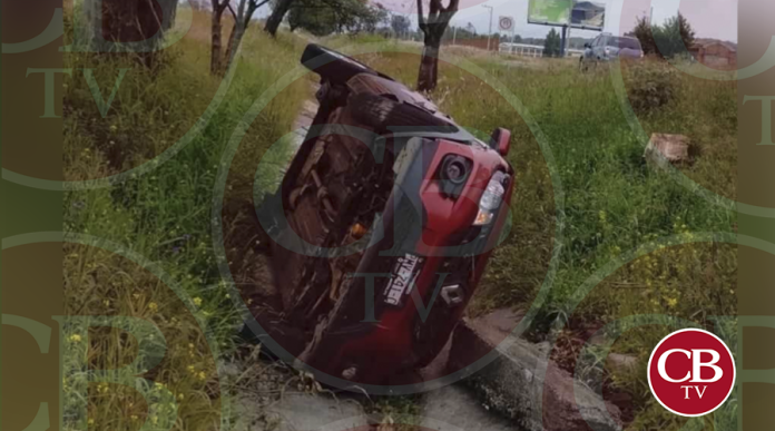 Mujer queda herida al volcar su automóvil al sur de Morelia