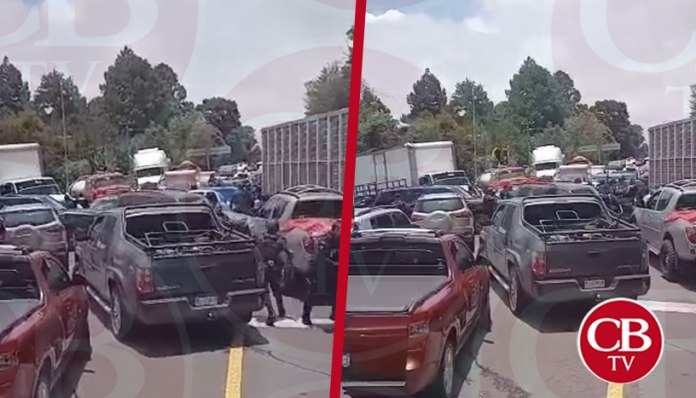 Policías liberan carretera Uruapan-Paracho con uso de fuerza