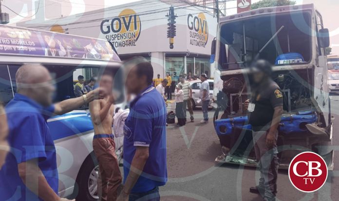 Otro choque de microbús y combi en Morelia; hay cuatro heridos