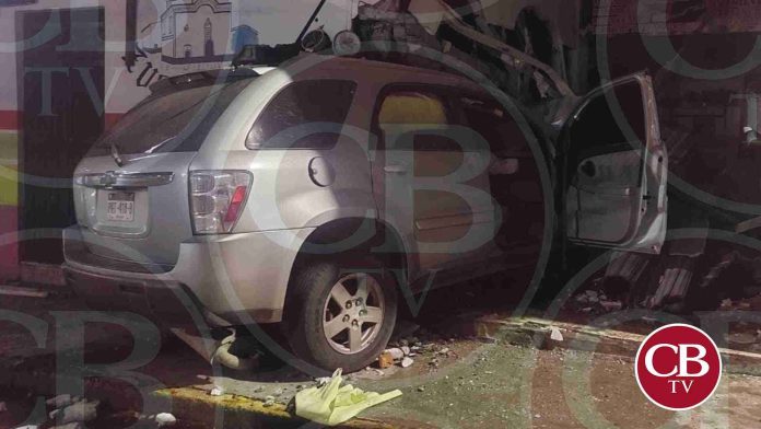 Camioneta se mete a una paletería en Pascual Ortiz