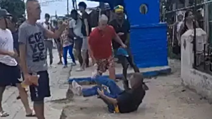 Video: Sujeto es golpeado por civiles luego de apuñalar a una mujer para robarle