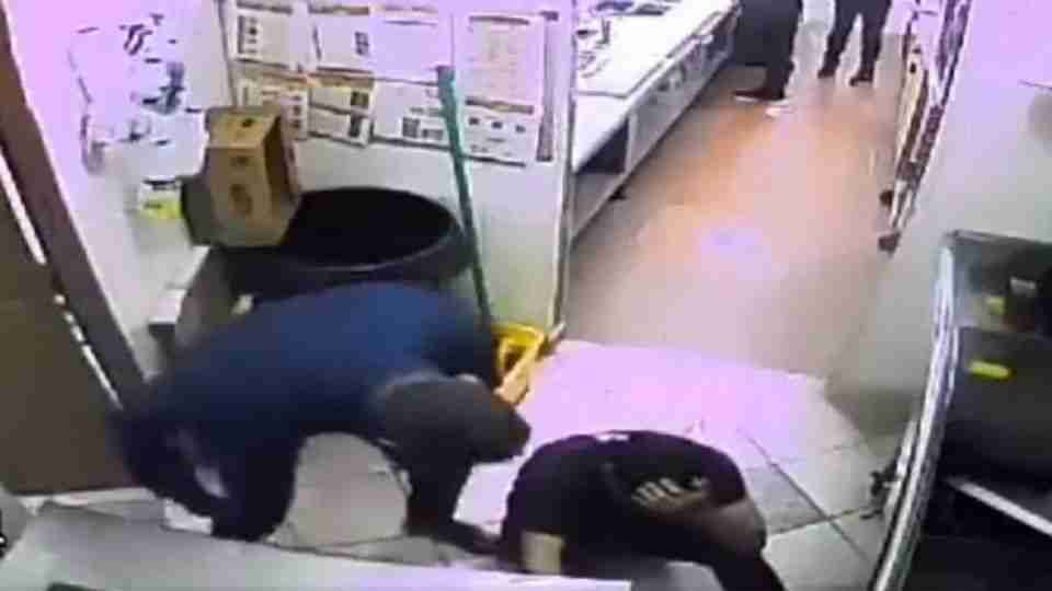 "Me había tratado mal antes": Joven golpeado en Subway cuenta como sucedieron los hechos "Me había tratado mal antes": Joven golpeado en Subway cuenta como sucedieron los hechos