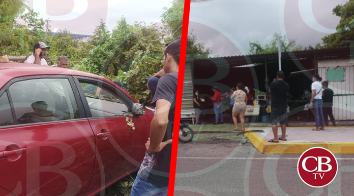 Mujer se mete con su auto a un negocio de comida y deja dos heridos
