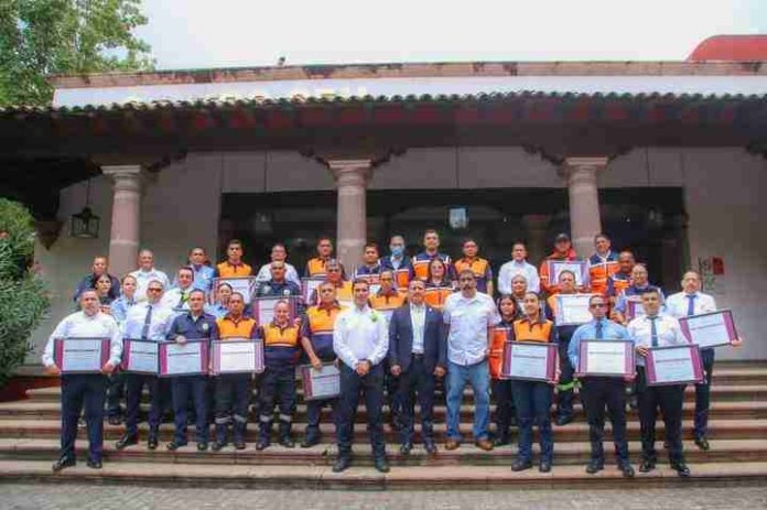 Entregan reconocimientos a 38 bomberos estatales