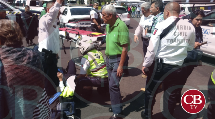 Mujer policía lesionada al ser impactada por un auto en Morelia