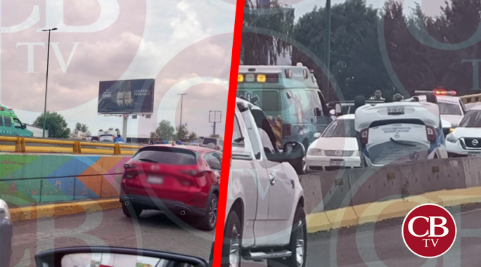 Volcadura de un auto en el puente de salida a Charo