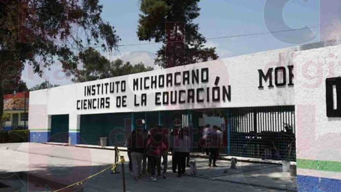 Exigen egresados del IMCED solución a entrega de títulos