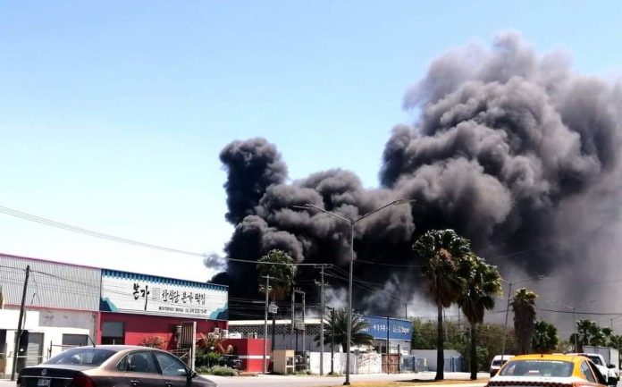 Incendio de 7 bodegas genera movilización en parque industrial de Apodaca, Nuevo León