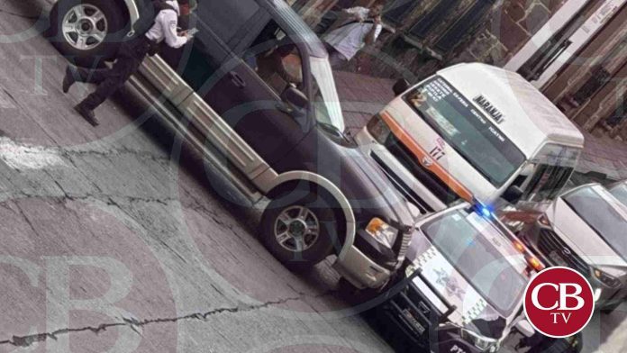 Camioneta impacta patrulla de policía Morelia en la zona centro