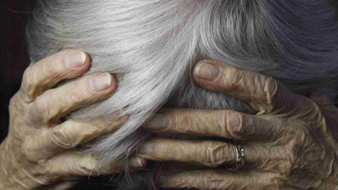 Hombre abusa sexualmente de abuelita de 79 años