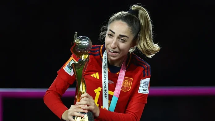 Olga Carmona con copa del mundo en la mano y el fallecimiento de su padre en el corazón