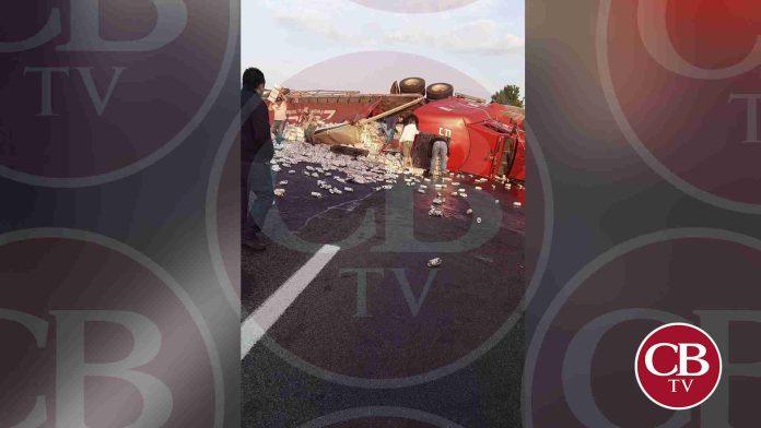 Vuelca tráiler con cerveza y automovilistas hacen rapiña