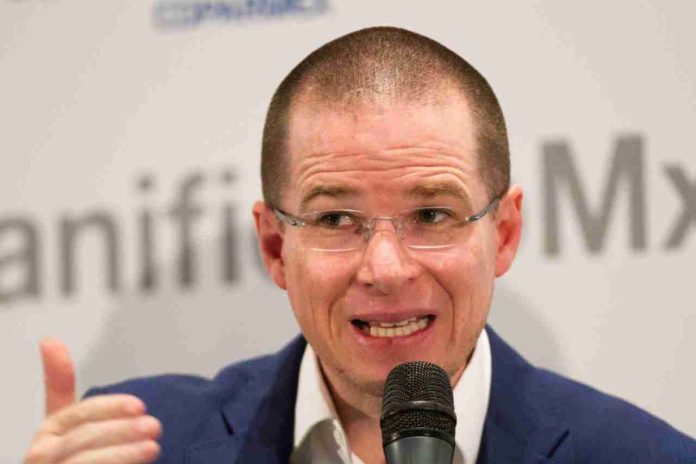 Ricardo Anaya arremete contra la SEP por libros de texto