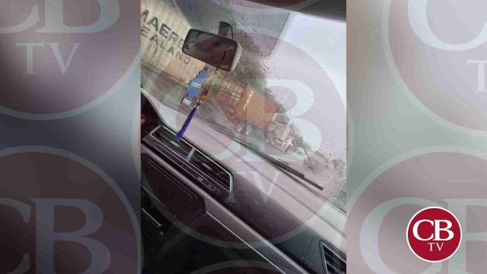 Reportan dos tráileres averiados en la Siglo XXI