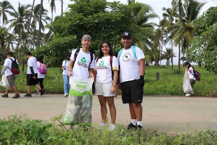 Más de 200 jóvenes limpian playa de Lázaro Cárdenas