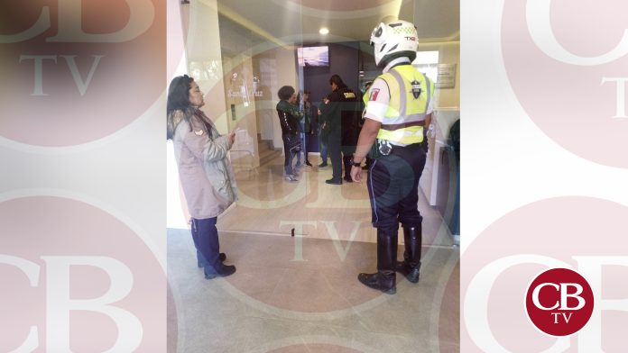 Joven queda atrapado en elevador de funeraria