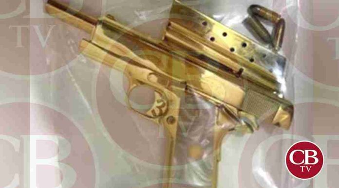Se paseaba con su pistola de 