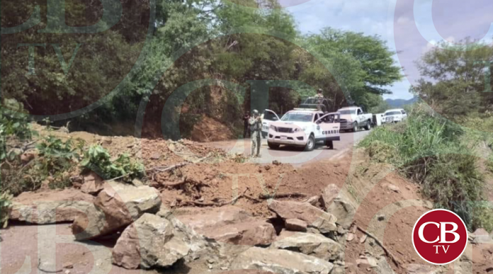 Con piedras bloquean carretera Arteaga-Tumbiscatio