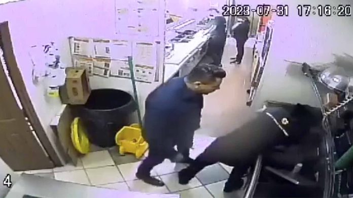 Hombre golpea a trabajador de Subway por no atenderlo rápido