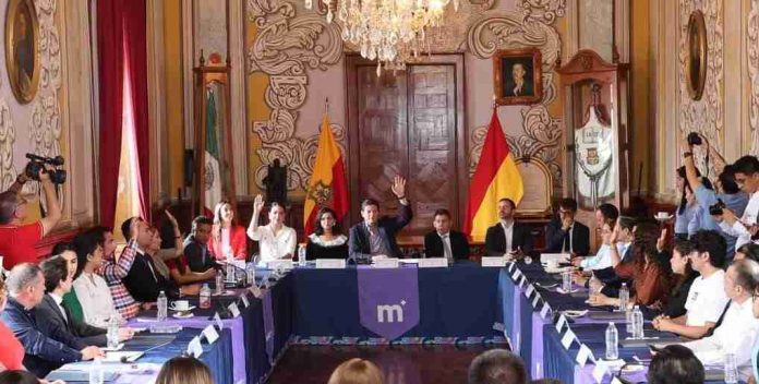 Alfonso Martínez toma protesta al Cabildo Juvenil 2023